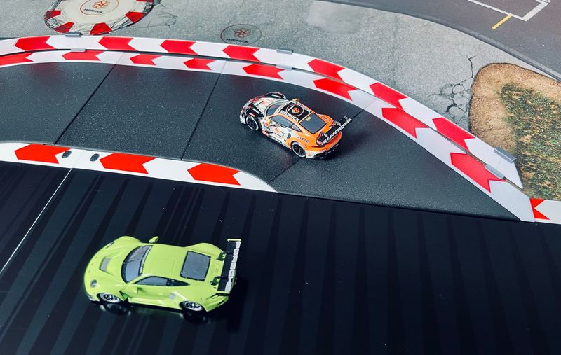 Bande "HYBarriers" für Pit Lane