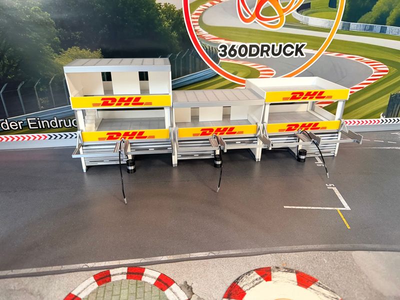 Boxengasse modular mit Werbefläche 1:43 Boxengasse modular mit Werbefläche 1:43