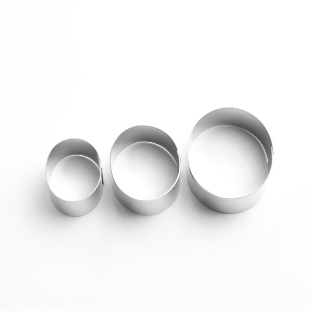 Oval Sugarcraft Cutters - Medium and Large (Lindy's) Oval Sugarcraft Cutters - Medium and Large (Lindy's)