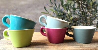 4 plus 1 Tasse aus bunter ital. Keramik von Grün & Form