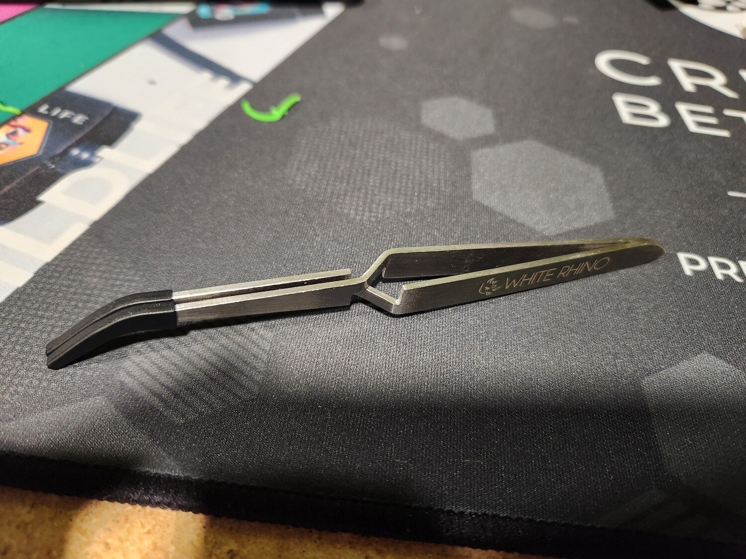 White Rhino Reverse Tweezers