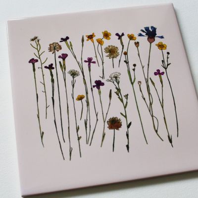 Keramiek tegel met wilde bloemen – peach wanddecoratie