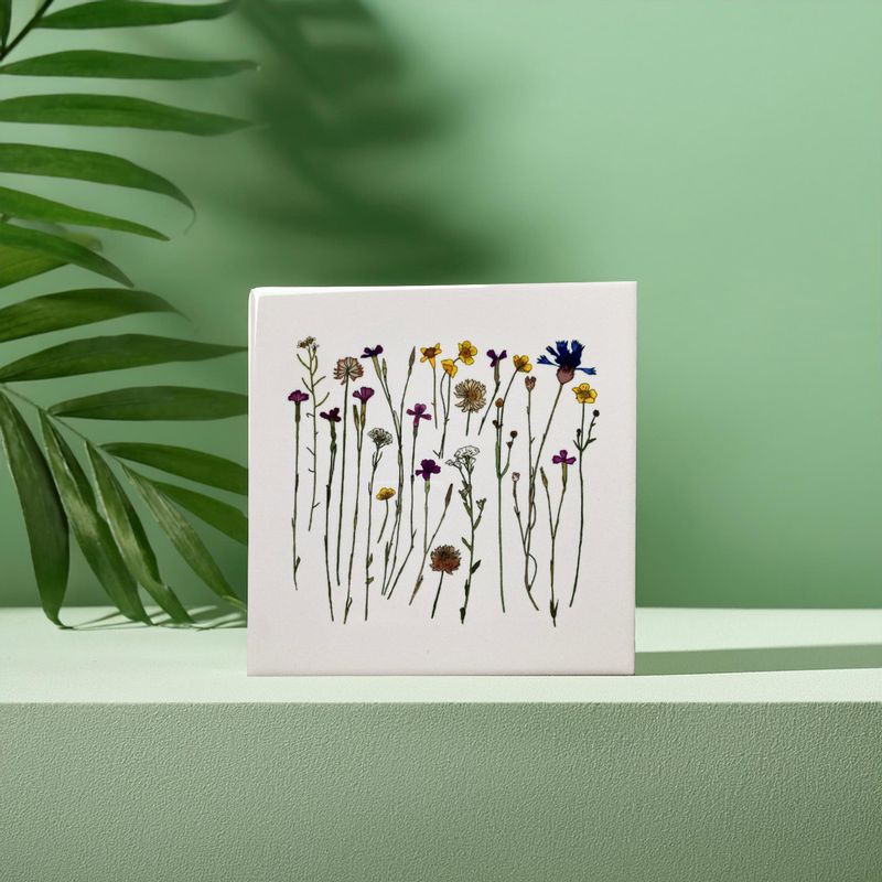 Keramiek tegel met wilde bloemen – peach wanddecoratie