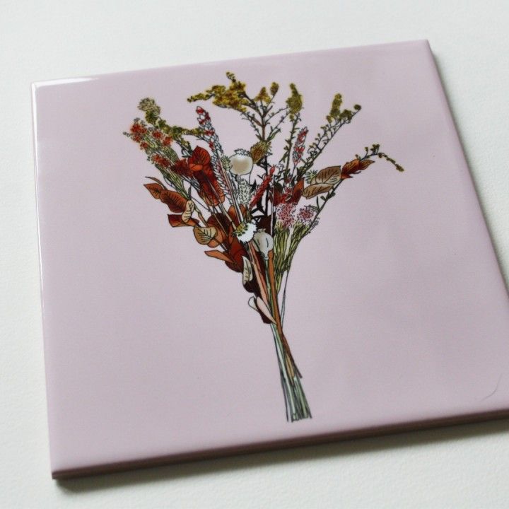Keramiek tegel met droogbloemen – roze wanddecoratie