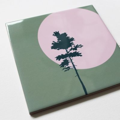 Keramiek tegel met dennenboom – groene wanddecoratie