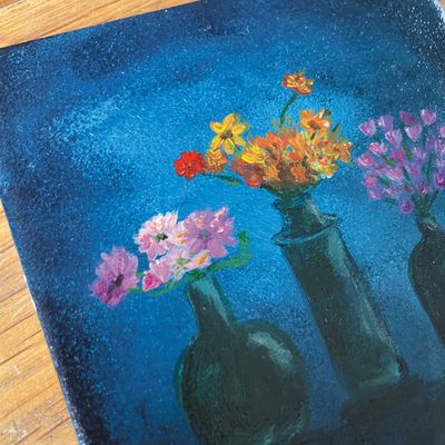 Handgeschilderd tegeltje met vazen en bloemen – 10×10 cm