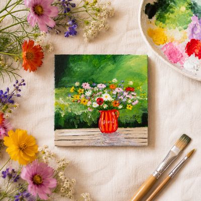 Veldboeket in rode vaas – handgeschilderd tegeltje | 10 × 10 cm