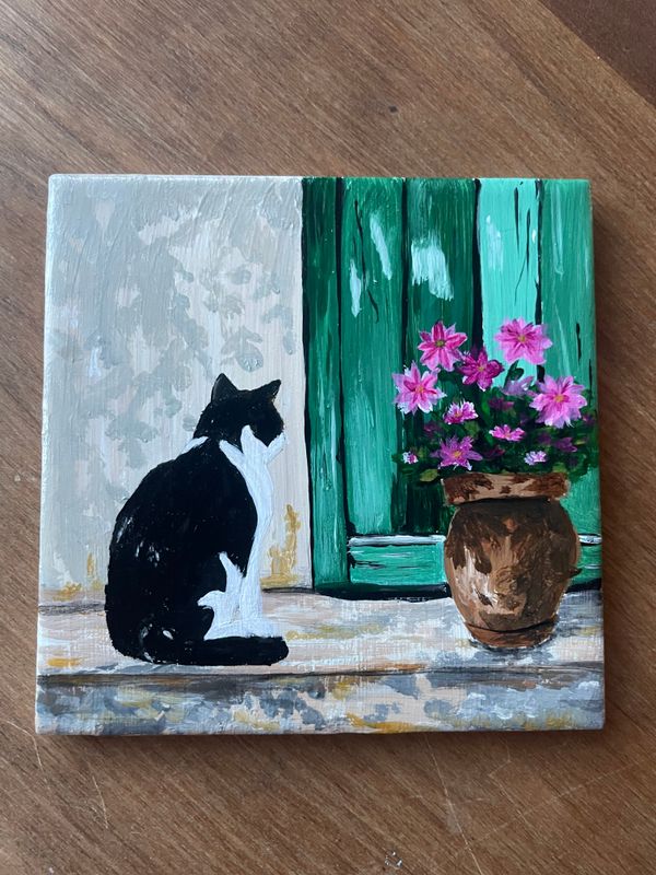 Handgeschilderd tegeltje – De kat bij de deur | 10 × 10 cm