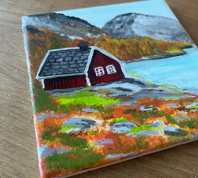Het rode huisje – handgeschilderd tegeltje | 10 × 10 cm
