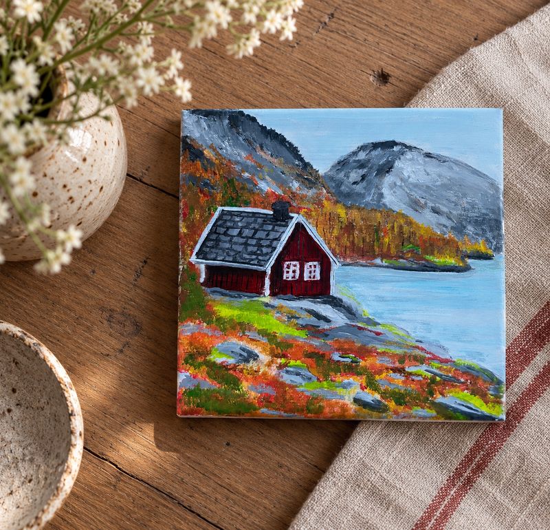 Het rode huisje – handgeschilderd tegeltje | 10 × 10 cm