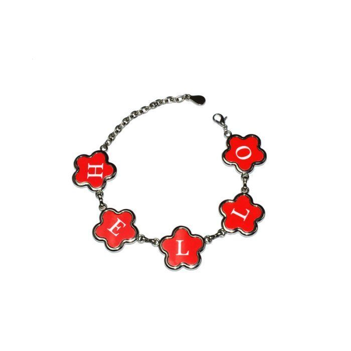 Bracelet avec 5 pendentifs fleurs  prix entre 23.00€ à 16.10€