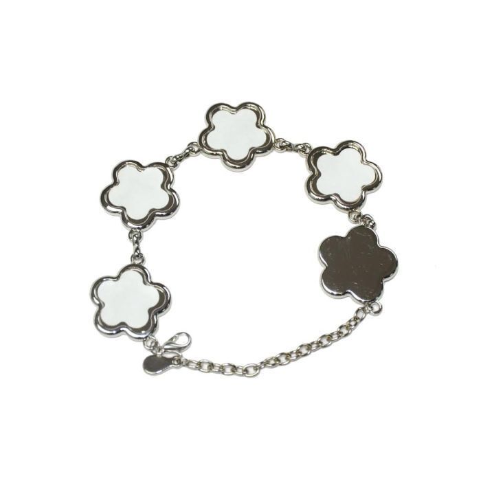 Bracelet avec 5 pendentifs fleurs  prix entre 23.00€ à 16.10€