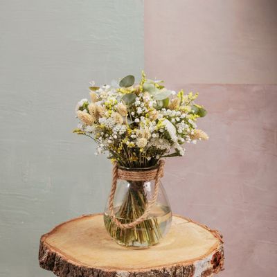 Bouquet Versailles  personnalisez  Description  Un bouquet de fleurs fraîches blanches à faire sécher pour en profiter longuement.  prix de 61.00€ à 42.00 €