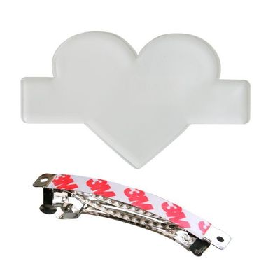 Deux Barrette à cheveux forme coeur en acrylique  prix entre  25.00 €  à 17.50 €