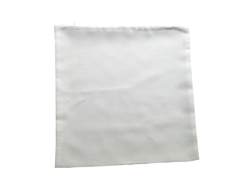 .Deux Housses de coussin carré 35*35cm en tissus blanc texturé  les tarif entre ; 25.00 € à 17.50 €