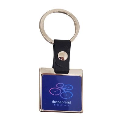 deux porte-clés en métal carré avec attache simili cuir 3.5 x 5.9 cm  PRIX ENTRE    22.00 e à 15.40 e