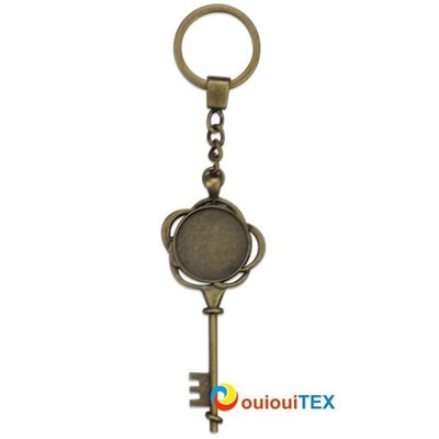 NOM DU PRODUIT  trois  Porte-clé forme Clef avec cabochon en verre   PRIX ENTRE 20.00 € à 14.00€