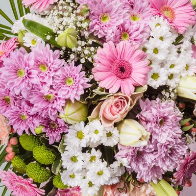Bouquet Charmant Rosier  Ce bouquet rose, tout en délicatesse, évoque la tendresse, la féminité et la gourmandise. tarif de 36.00 € à  67.50 €