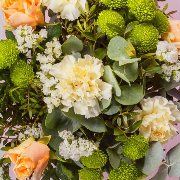 Bouquet Orangerie Royale  Avec ses œillets crème et ses roses saumon ce bouquet symbolise l’amour éternel et ardent.