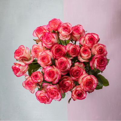 Bouquet Roseraie.  Les roses roses évoquent la douceur, la galanterie et la tendresse. La rose rose est aussi un symbole de beauté et de féminité.prix de   60€ à 135 €