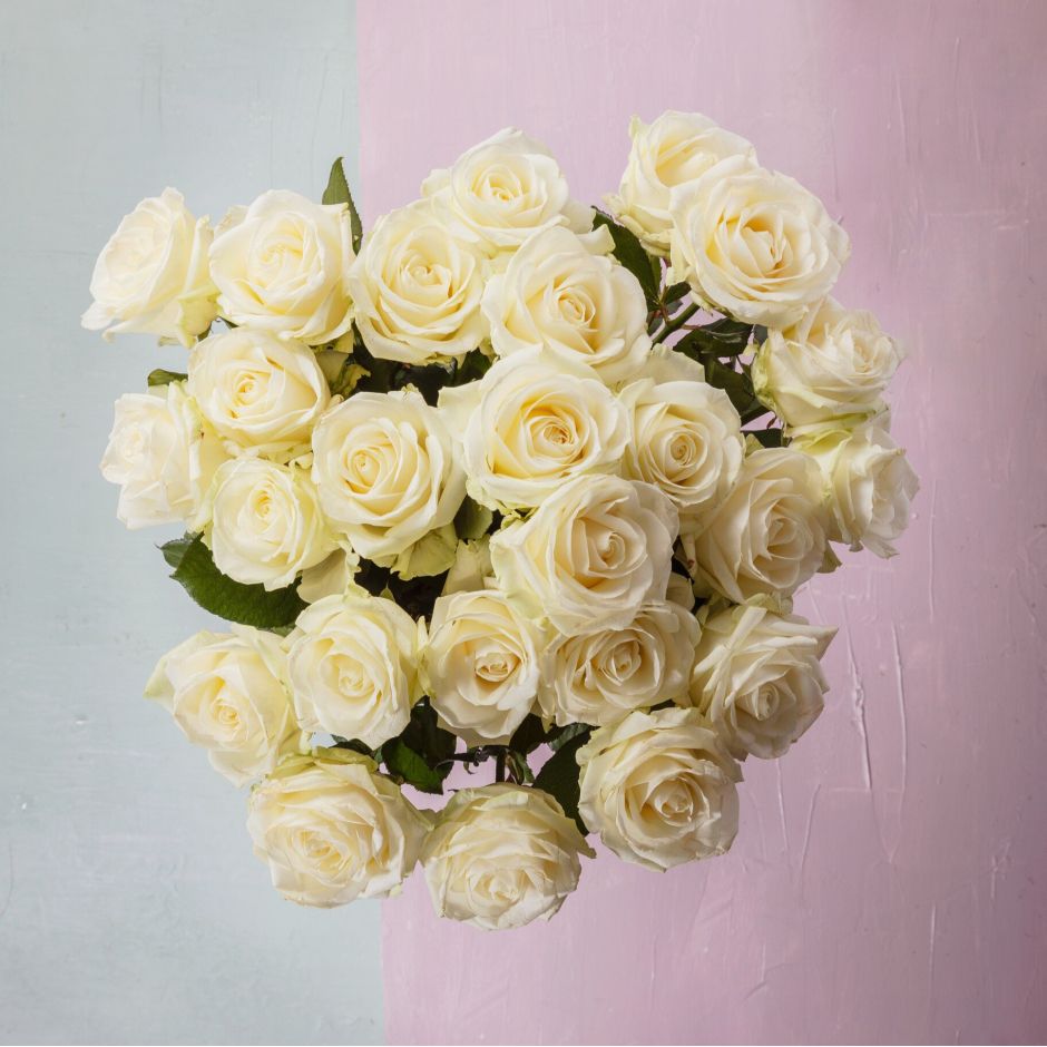 Bouquet Vaux-le-Vicomte. Les roses blanches évoquent l’amour et la romance et transmettent un sentiment délicat, elles permettent d’exprimer l’affection profonde et sincère.prix de 55€ a 140€