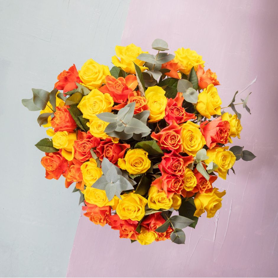 Bouquet Chinon.Les roses jaunes et oranges évoquent la chaleur, l’enthousiasme, la joie et la vitalité, elles sont parfaites pour couronner tous les éléments heureux. prix 45€à 80€