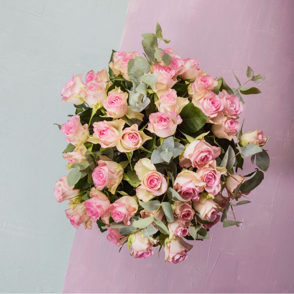 Bouquet Tuileries.  Les roses roses expriment l’amour tendre, la douceur et la fidélité. Elles sont souvent associées à la beauté féminine. prix de 55 € à 91.00€