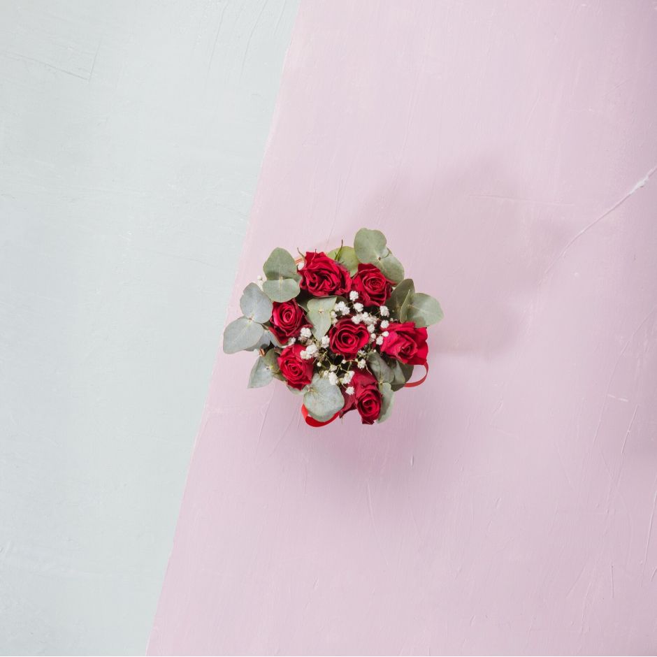 Allée des Roses.La rose rouge est la fleur messagère de l’amour et de la passion. Rien de mieux que les roses rouges pour dire « Je t’aime ».