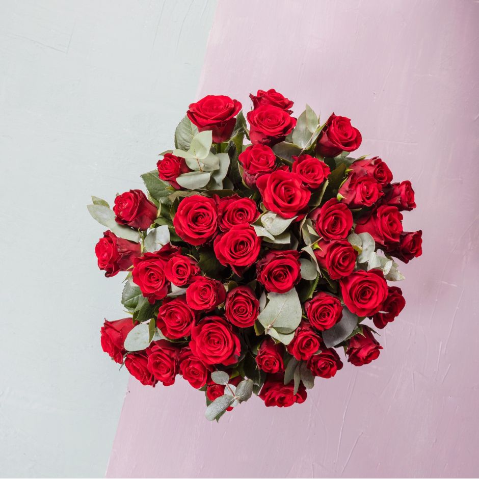 Bouquet Palais Royal.Les roses rouges sont indéniablement liées à la romance, l’amour passionné et le désir. C’est la fleur idéale pour déclarer vos sentiments. prix de 55€ à 91€