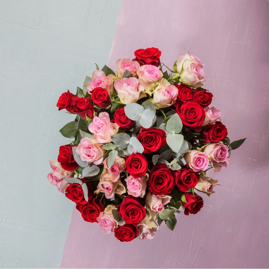 Bouquet Marqueyssac.  Les roses rouges expriment l’amour et la passion. Les roses roses amènent un peu de douceur et dans le langage des fleurs elles sont synonymes d’amour tendre et de fidélité.