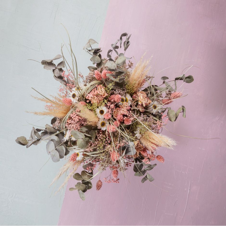 Bouquet Cheverny .   Les fleurs séchées roses expriment le romantisme et l’amour éternel mais également la grâce intemporelle et la délicatesse.