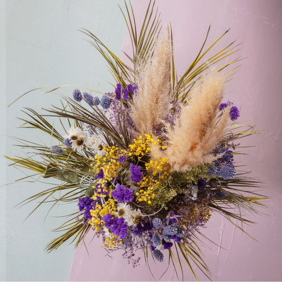 Bouquet Giverny  Dans le langage des fleurs, le violet et le mauve symbolisent l’humilité et la profondeur des sentiments. Offrez ce bouquet de fleurs séchées à une personne chère.
