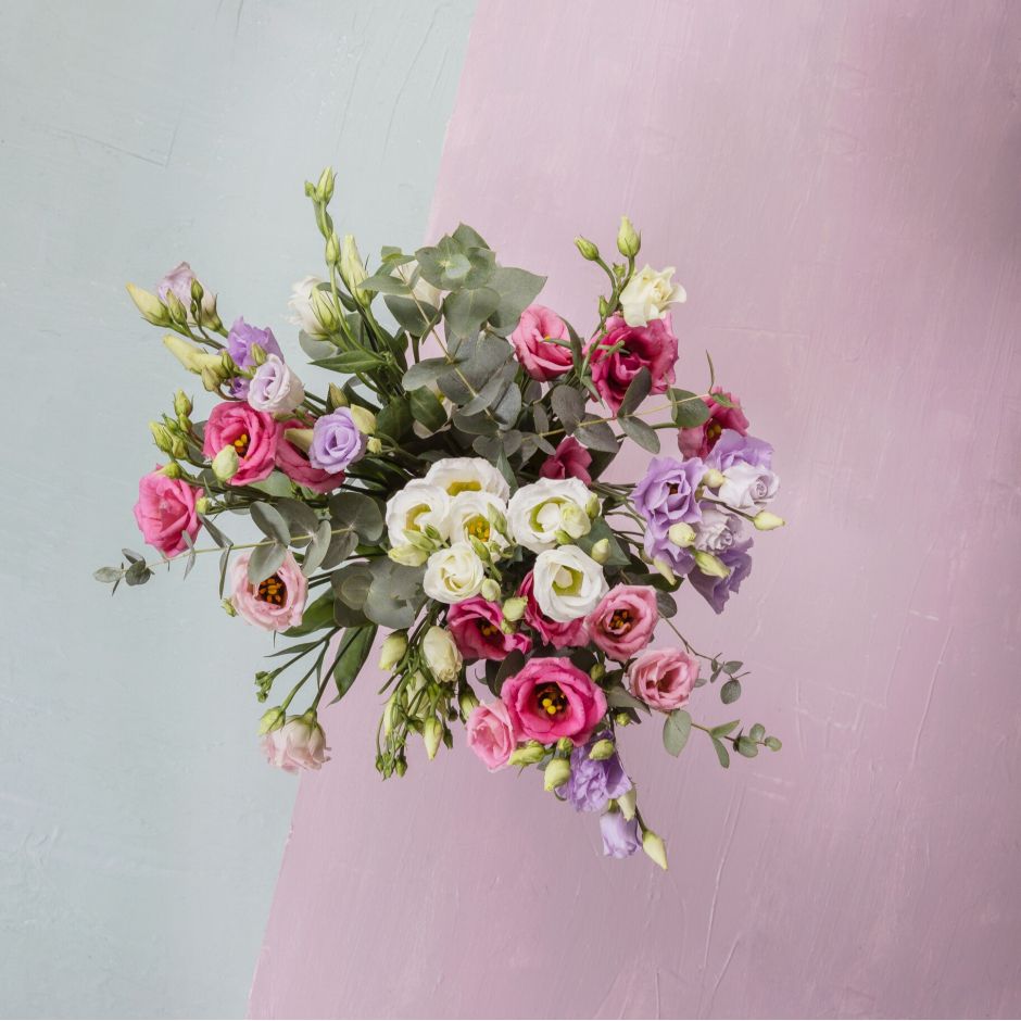 Bouquet Floraison. Le lisianthus est une fleur délicate exprimant la reconnaissance, la gratitude et le charme.
