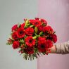 Bouquet du fleuriste rouge Dans le langage des fleurs, les fleurs roses évoquent la douceur, l’amour tendre et la gourmandise. prix 45 € à 65 €