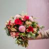 Bouquet du fleuriste rose  Dans le langage des fleurs, les fleurs roses évoquent la douceur, l’amour tendre et la gourmandise. de 45€ à 65 €