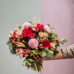 Bouquet du fleuriste rose  Dans le langage des fleurs, les fleurs roses évoquent la douceur, l’amour tendre et la gourmandise. de 45€ à 65 €