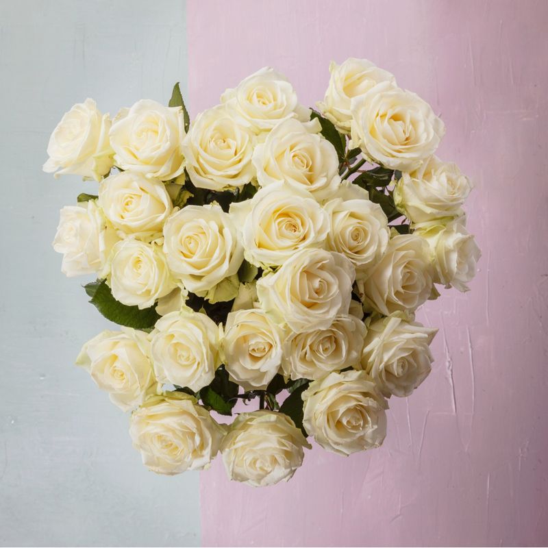 Bouquet Chantilly. Les roses blanches témoignent d’un amour sincère et pur. Elles évoquent également le raffinement et l’élégance.  prix de 60€ à 115 €