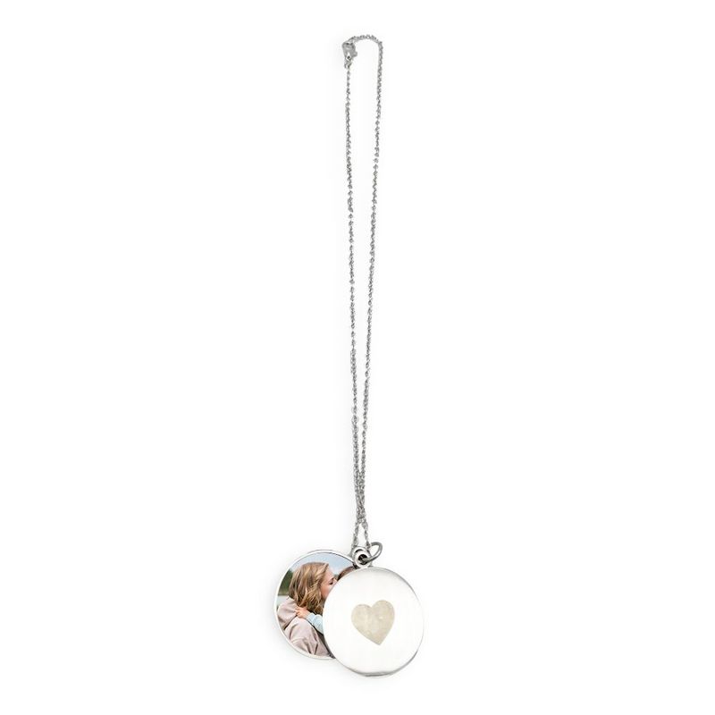 ​Ce collier avec ses deux médaillons ronds
