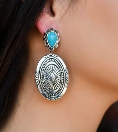 E688 Turq Post With Silv Concho