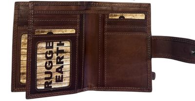 990027 Middle Flap Wallet With Snap Closure
