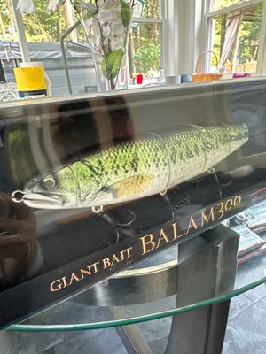 Madness Giant Bait Balam 300 Floating Real Print Black Bass
