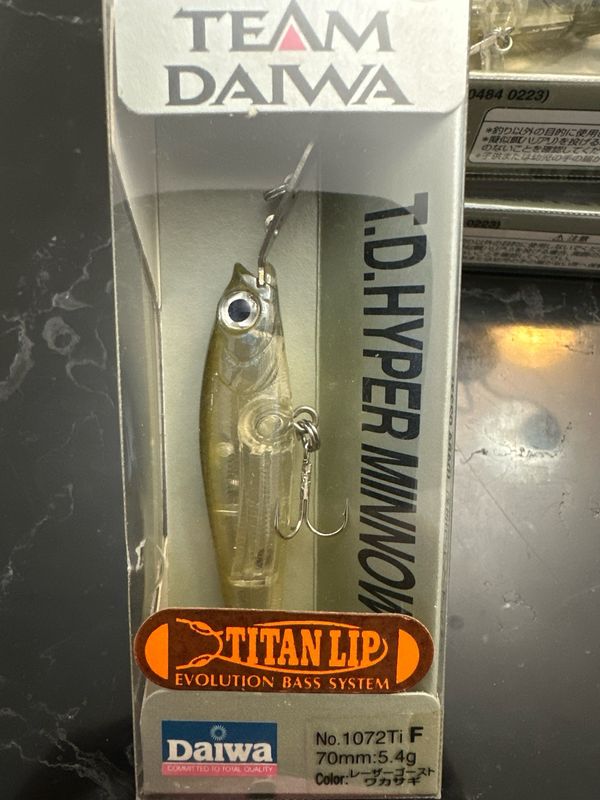 Daiwa TD Hyper Minnow 1072Ti F. Laser Ghost Wakasagi 70mm 5.4g Titan Lip Jerkbait