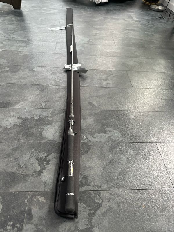 Daiwa Steez STZ King Viper 6’11” Heavy Baitcast Rod. 14-20lb Line, PE3-6 (braid 30-60lb) 1/4oz-3.5oz Lure Rating. New With Tags And King Viper Rod Bag. SC 6111HSB.