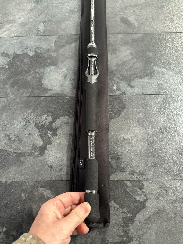 Daiwa Steez STZ King Viper 6’11” Heavy Baitcast Rod. 14-20lb Line, PE3-6 (braid 30-60lb) 1/4oz-3.5oz Lure Rating. New With Tags And King Viper Rod Bag. SC 6111HSB.