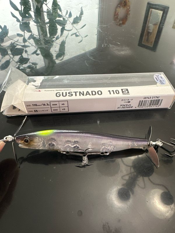 Daiwa Gustnado 110 S (0743 2176) Abalone Purple Smelt