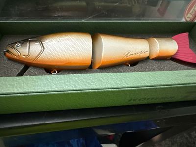 Roman Made Trick. Exact Bait In Pictures. Gorgeous Big JDM Bait. 185mm, 65g (approximately 7.3”, 2.3oz). Brand New In Package.
