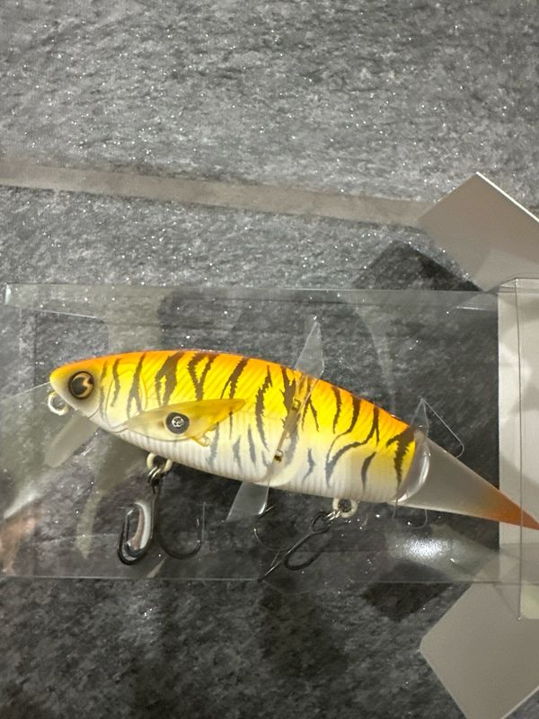 Madotachi Hanitas LR With QWing System. Adjustable To Swim As Wakebait 0-0.5m, Or 1-1.5m Or 2meters. Fabulous And Rare Color. Exact Bait In Pics. Stunning Yellow Tiger. NIB