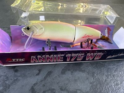 Attic Annie 175 WB Wakebait Version. #3 Natural Pearl Shad 6.8” 1.59oz, 0-1’ Depth. Floating, NIP