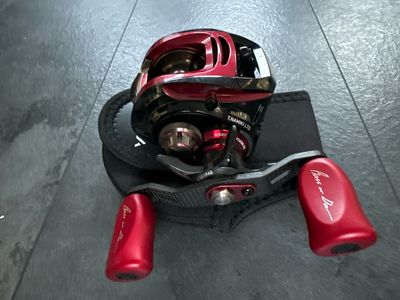 Daiwa Steez Limited SV-103H-TN Toshi Namiki Bait Cast Reel. Used But Fabulous Condition. RH With Reel Cover. Stunning Reel, Truly Excellent Condition Throughout.