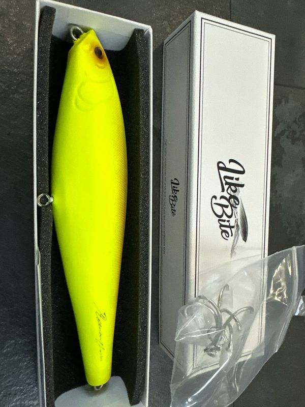 Roman Made Like Bite 200mm (approximately 8”) 88g (just over 3oz). New In Box. Exact Bait In Pics.